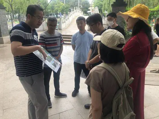 每到一处吴总都认真听取项目负责人介绍